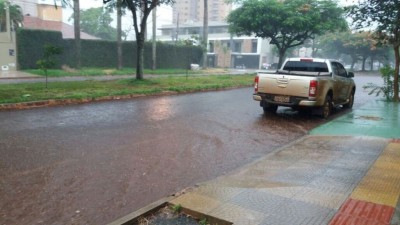 Foram registrados 96.4 milímetros na cidade, em um período de 2h36 de chuva.(Foto: Karol Chicoski/94FM)