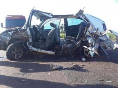 Carro ocupado por cinco pessoas ficou destruído após colidir em caminhão (Foto: Vicentina Online)