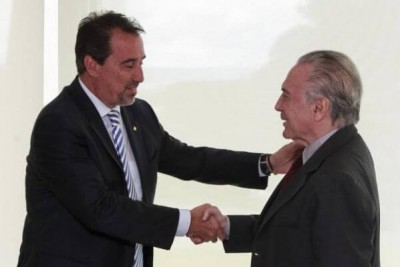 Na presença de ministros e do presidente da Caixa, Gilberto Occhi, o presidente Michel Temer sanciona lei que permite uso de até R$ 15 bilhões do FGTS pelo banco - Clauber Cleber Caetano/PR