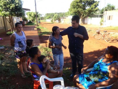Vereador Marçal Filho conversa com os moradores do Jardim Caiman  (Foto: divulgação)