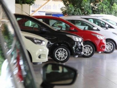 Carros zero quilômetro em concessionária de Campo Grande (Foto: Marcos Ermínio / arquivo)