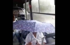 Passageiros abrem guarda-chuvas dentro de coletivo para se proteger de goteiras (Foto: Reprodução/ Facebook)