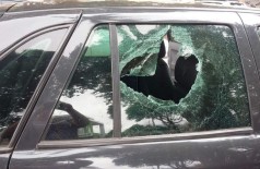 Vândalo quebra vidro de carro com pedaço de concreto e destrói placa de loja em Dourados (Foto: divulgação/94FM)