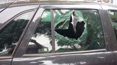 Vândalo quebra vidro de carro com pedaço de concreto e destrói placa de loja em Dourados (Foto: divulgação/94FM)