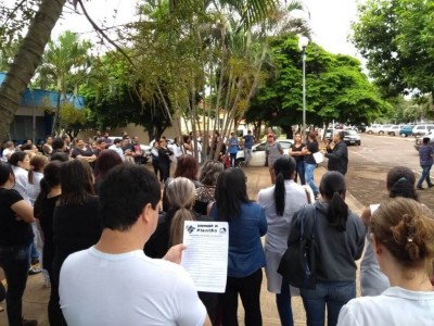 Trabalhadores reunidos em frente ao Hospital da Vida na manhã desta quinta-feira (11) (Foto: Adilson Domingos)