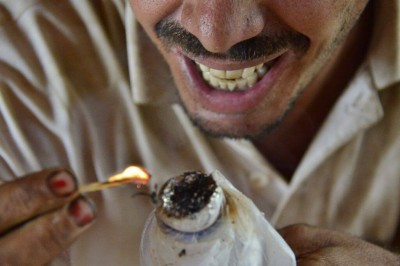 Consumo de drogas ocorre a luz do dia na biblioteca desativada da 'praça do transbordo' (Fotos: Eliel Oliveira)