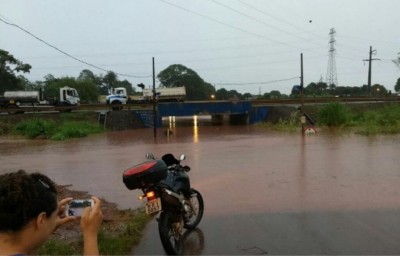 Túnel no Parque das Nações II ficou alagado com a chuva de quinta-feira (Foto: Reprodução)