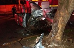 Com a colisão, o veículo ficou totalmente destruído (Foto: Osvaldo Duarte)
