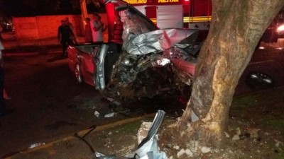 Com a colisão, o veículo ficou totalmente destruído (Foto: Osvaldo Duarte)