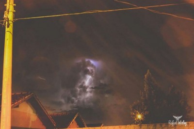 Imagens captadas na noite de ontem mostram clarões no céu de Dourados (Fotos: Rafael Wisley)