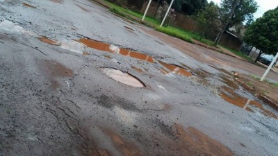 Buracos na esquina das ruas João Vicente Ferreira e Delfino Garrido motivam queixas de moradores (Foto: Reprodução/Facebook)