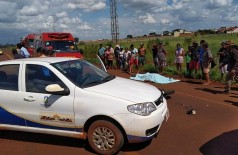 Motociclista morreu no local do acidente após colidir contra veículo da Prefeitura de Dourados (Fotos: Adilson Domingos)