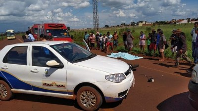 Motociclista morreu no local do acidente após colidir contra veículo da Prefeitura de Dourados (Fotos: Adilson Domingos)