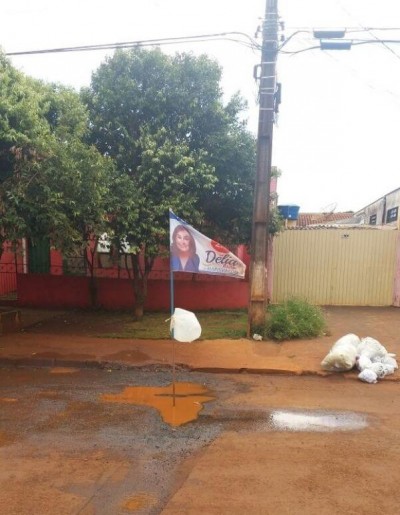 Buraco na Rua Alvaro Brandão, na entrada do bairro Canaã I (Foto: Divulgação/94FM)