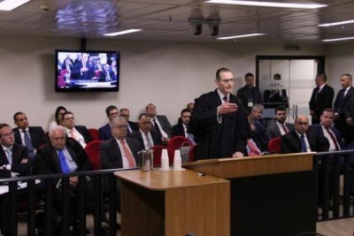 O advogado Cristiano Zanin fala no julgamento de recurso da defesa de Lula no caso do triplex - Sylvio Sirangelo/TRF4