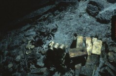 Foto de 1989 mostra barras e moedas de ouro no S.S. Central America - FILE / AP