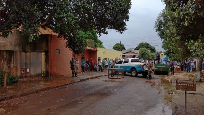 Vizinhos e curiosos acompanham de perto ação da PMA para capturar a onça (Foto: Adilson Domingos)
