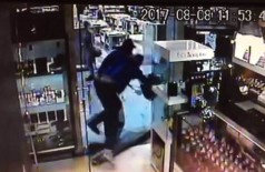 Roubo à loja e agressão com faca foram registrados por câmeras de segurança no shopping de Dourados (Foto: Reprodução(