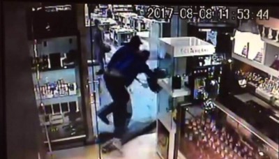 Roubo à loja e agressão com faca foram registrados por câmeras de segurança no shopping de Dourados (Foto: Reprodução(