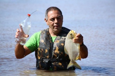 Agente da Defesa Civil mostra armadilha de pesca ilegal (Foto: A. Frota)