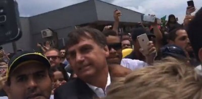 Multidão que esperava desembarque cercou Bolsonaro do lado de fora do aeroporto (Foto: Reprodução/Facebook)