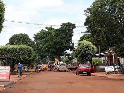 Obras para substituição dos canos de amianto por PVC bloqueiam ruas de Dourados (Foto: André Bento)