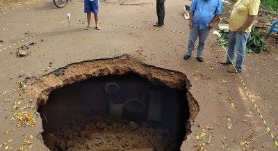 O local está isolado e uma empresa responsável deve iniciar os reparos hoje (Foto: divulgação/94FM)