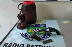 Armas e garrafa de tereré apreendidas pela PM (Foto: Adilson Domingos)