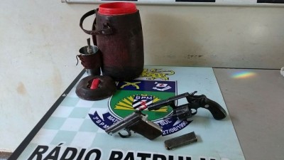 Armas e garrafa de tereré apreendidas pela PM (Foto: Adilson Domingos)