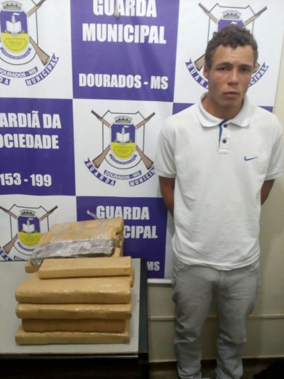 Jovem é flagrado com maconha pela Guarda Municipal de Dourados (Foto: divulgação)