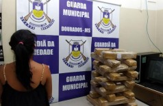A jovem de 23 anos estava transportando 20 tabletes de maconha em sua mala (Foto: divulgação/Guarda Municipal)