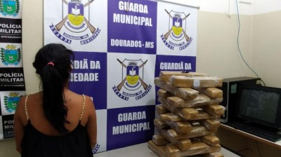 A jovem de 23 anos estava transportando 20 tabletes de maconha em sua mala (Foto: divulgação/Guarda Municipal)