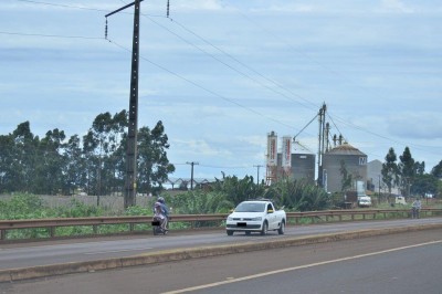 Flagrante de imprudência no trânsito foi registrado neste domingo em Dourados (Foto: Eliel Oliveira)