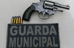Arma localizada no porta-luvas do veículo (Foto: divulgação/Guarda Municipal)