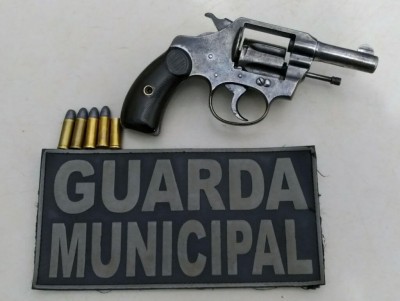 Arma localizada no porta-luvas do veículo (Foto: divulgação/Guarda Municipal)