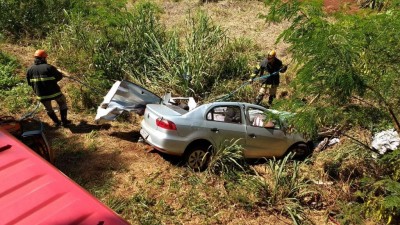 Veículo conduzido por vítima fatal do acidente ficou completamente destruído (Foto: Sidnei Bonka)