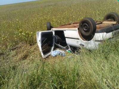 Carro ficou com as rodas para cima após acidente (Fotos: Vanildo)