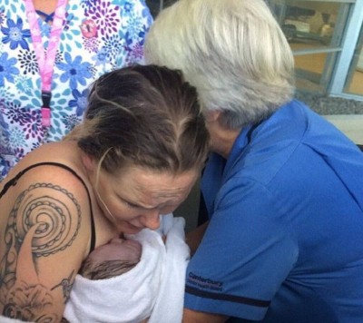 Mãe dá à luz em estacionamento e leva filha direto ao funeral do avô (Foto: Reprodução/Daily Mail)