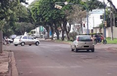Parque de semáforo pendurada preocupa quem trafega pela Rua Aquidauana (Foto: 94FM)