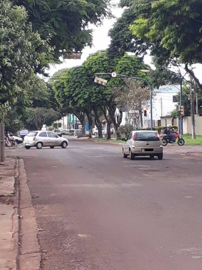 Parque de semáforo pendurada preocupa quem trafega pela Rua Aquidauana (Foto: 94FM)