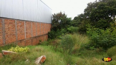 De acordo com a população, a prefeitura deveria fiscalizar mais esse terrenos abandonados (Foto: Arquivo/94FM)