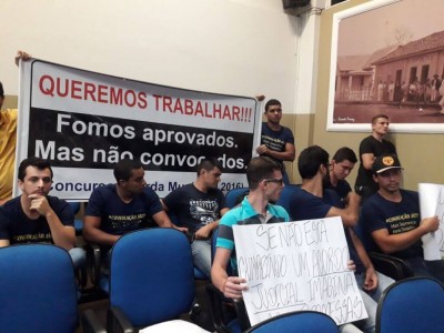 Grupo de aprovados no concurso público realizou protesto na segunda-feira, durante sessão na Câmara de Vereadores (Foto: Divulgação)