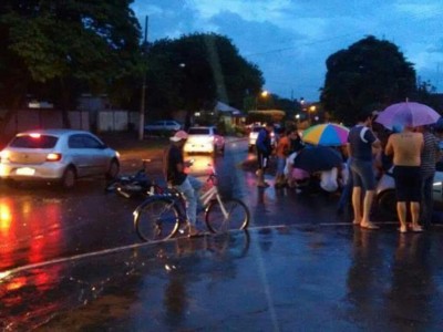 Duas pessoas ficaram feridas em acidente ocorrido na noite de quinta-feira em cruzamento sem sinalização (Foto: Reprodução/Facebook)