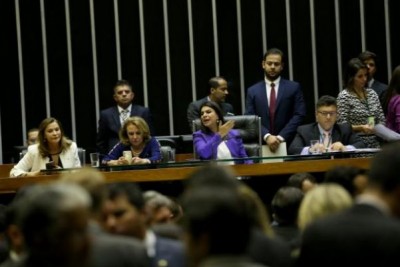 A 2ª secretária da Mesa da Câmara, Mariana Carvalho, preside sessão que vota projetos de lei considerados prioritários pela bancada feminina - Wilson Dias/Agência Brasil