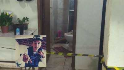 O adolescente foi encontrado morto no banheiro, na madrugada desta sexta-feira (Foto: Sidnei Bronka)