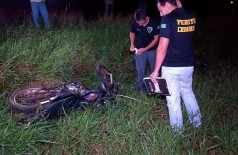 Homem morre ao bater moto em caminhão na MS-162 no dia 25 de fevereiro de 2018  (Fotos: Adilson Domingos)
