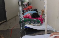 Pacientes são atendidos no corredor da unida (Foto: Reprodução)