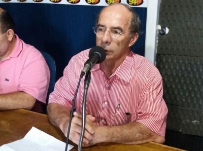 Dr. Luiz Machado, de 68 anos criou projeto para atender as população de graça (Foto: Karol Chicoski/94FM)