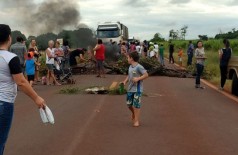 Para interditar o local foram colocados paus, galhos de árvores e foi ateado fogo em pneus na pista (Foto: divulgação/94FM)