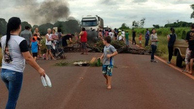 Para interditar o local foram colocados paus, galhos de árvores e foi ateado fogo em pneus na pista (Foto: divulgação/94FM)